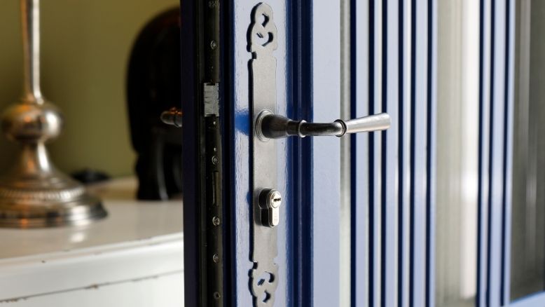 zoom sur une poignée rustique d'une porte d'entrée en bois